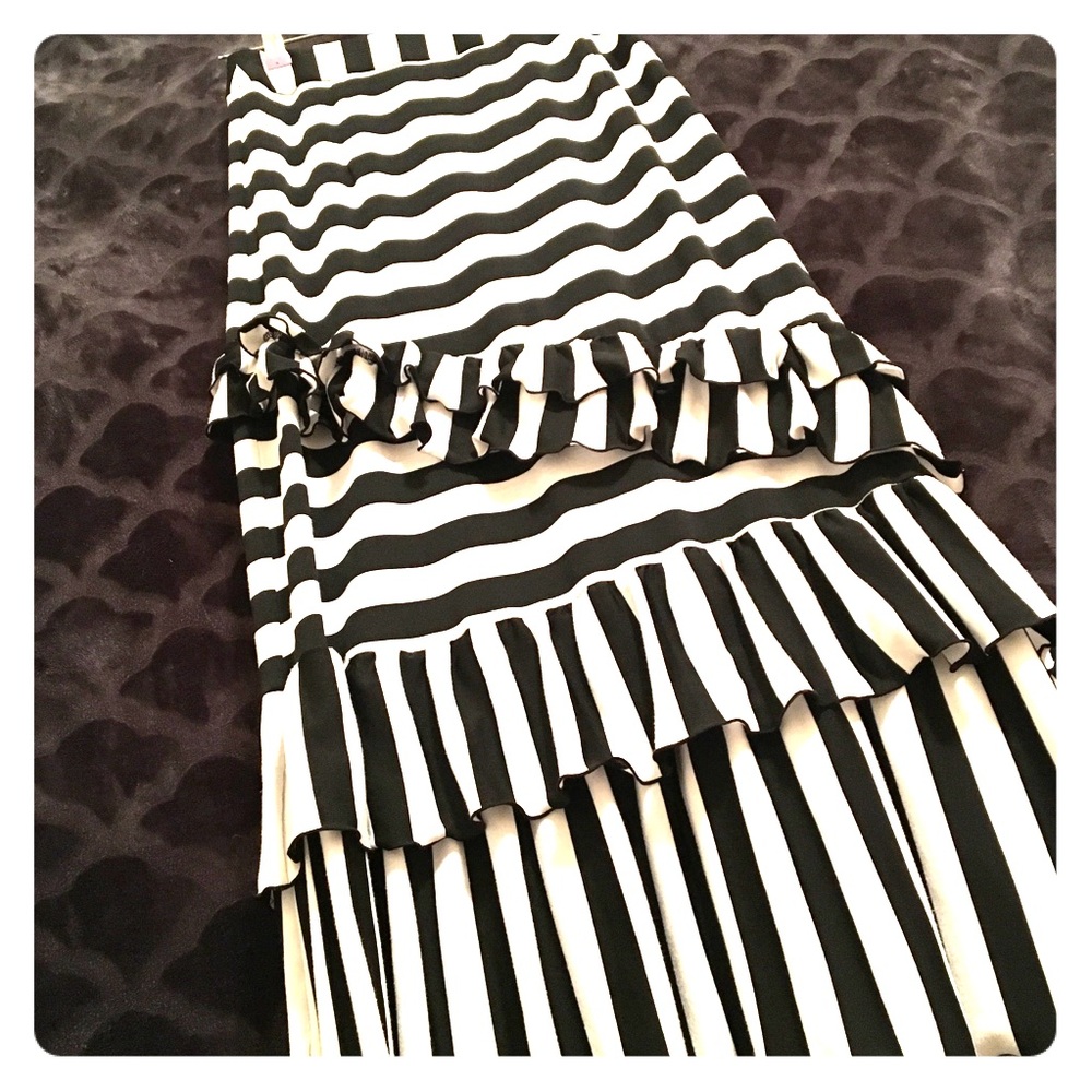 🖤Long black and white striped maxi ruffle skirt